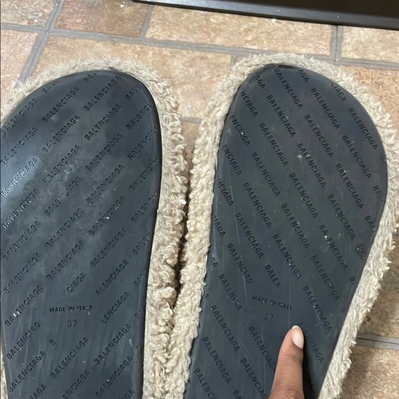 Balenciaga Beige Furry Slippers - Picture 6 of 8